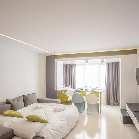 Royal Atheneum By Citylife Suites Apartment