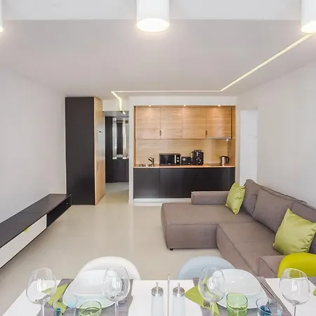 Royal Atheneum By Citylife Suites